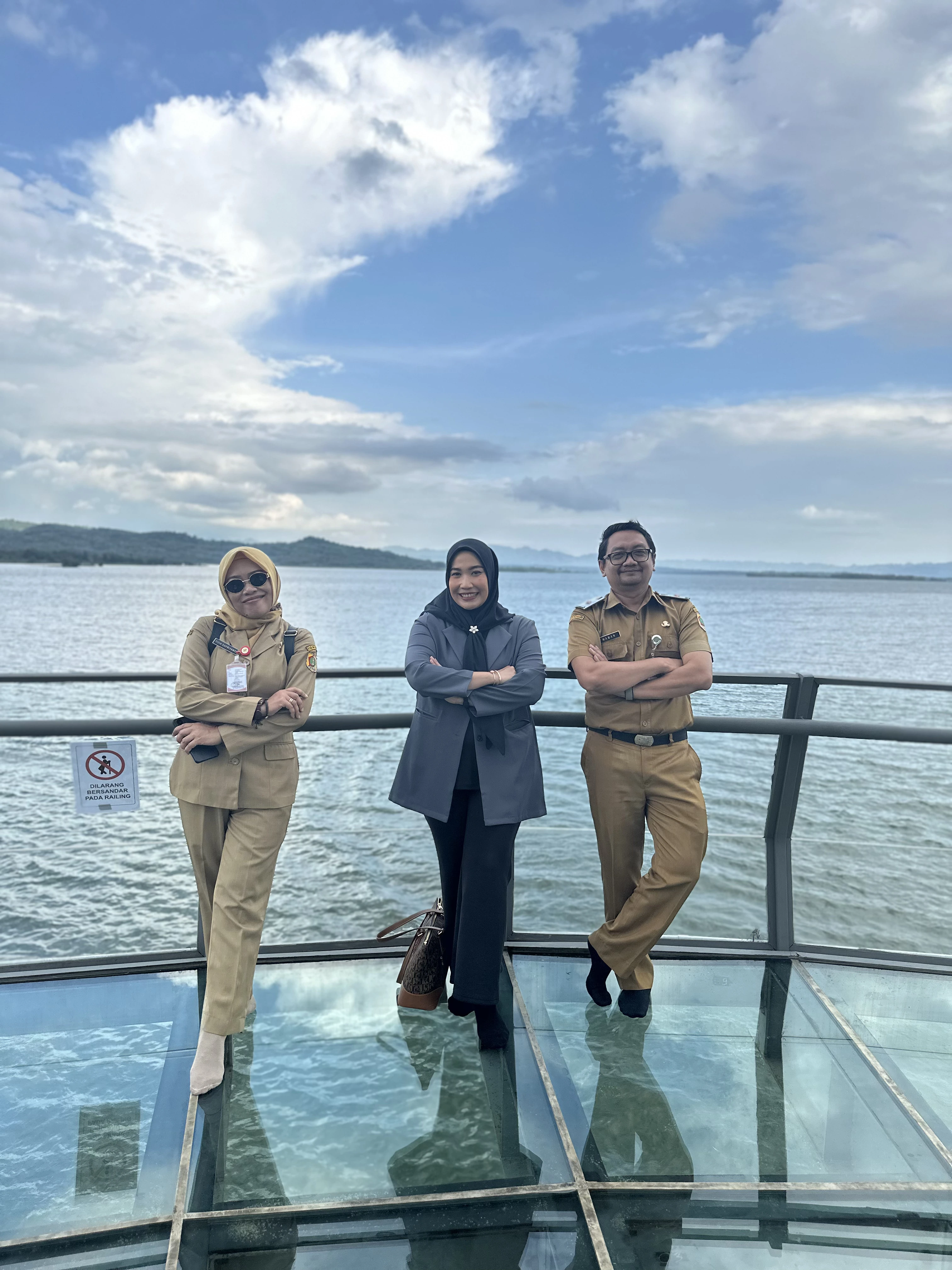 Jembatan Kaca Waduk Gajah Mungkur — Wahana Modern di Atas Waduk