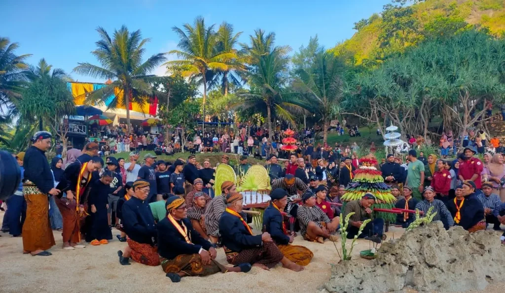 Labuhan Ageng Pantai Sembukan — Sedekah Laut Malam 1 Sura