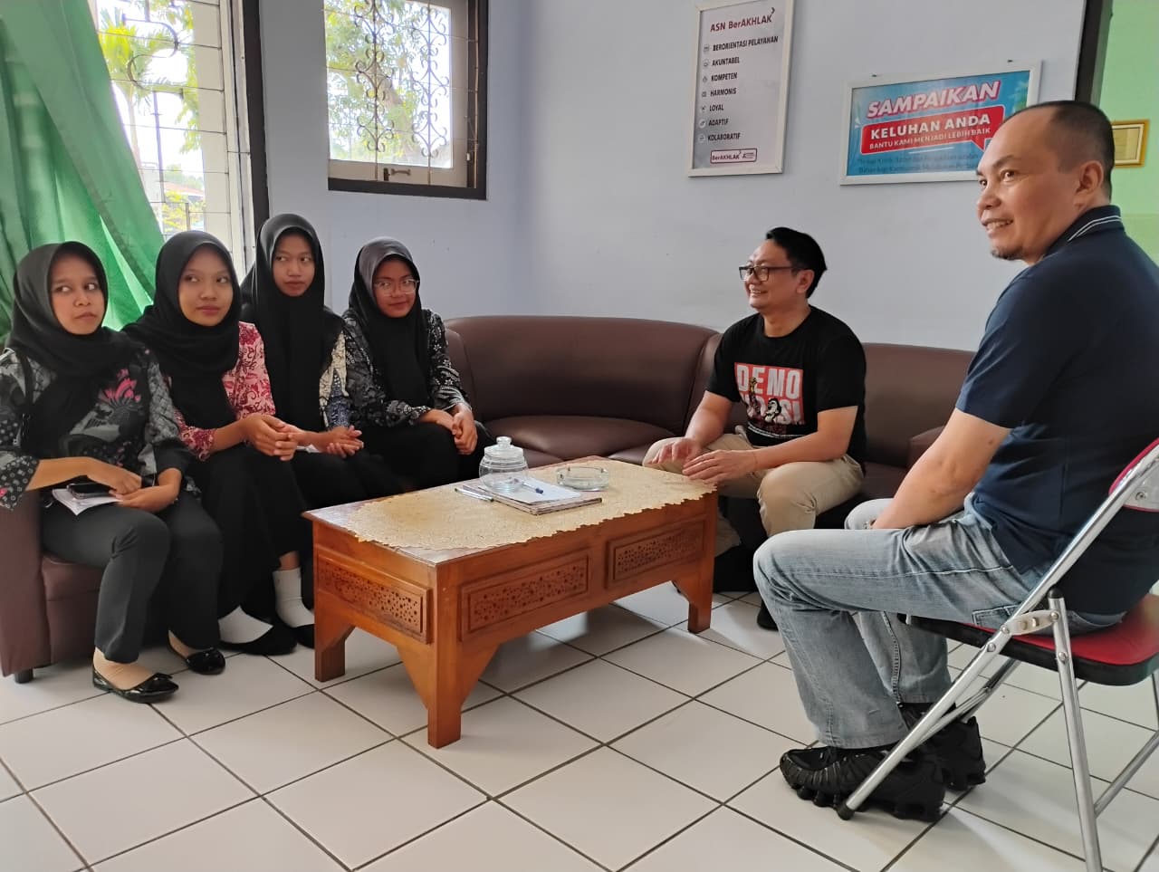 Momen Penuh Kesan, Dinas Kearsipan dan Perpustakaan Resmi Lepas dan Serahkan Kembali Siswa PKL ke Sekolah