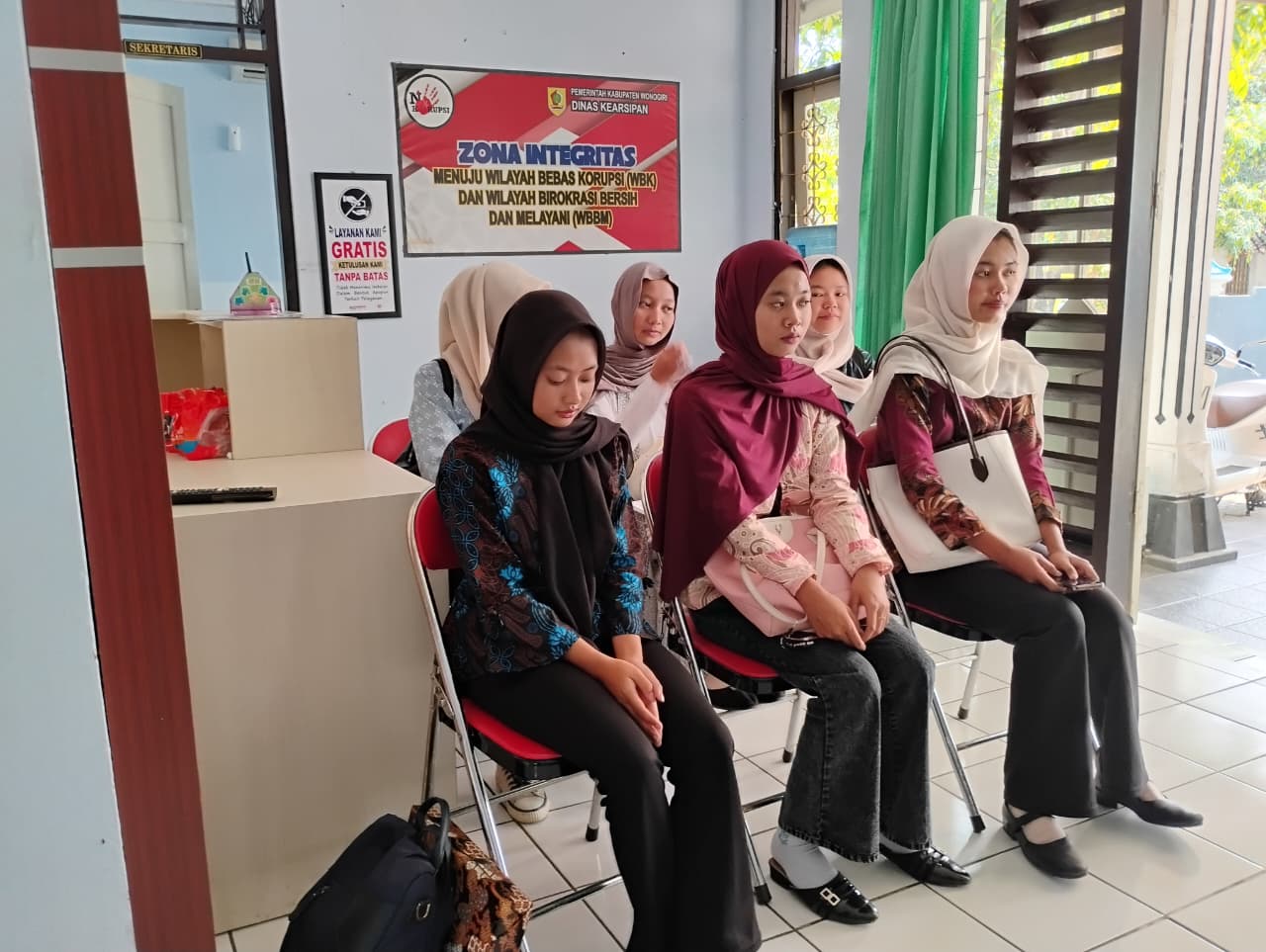 Momen Penuh Kesan, Dinas Kearsipan dan Perpustakaan Resmi Lepas dan Serahkan Kembali Siswa PKL ke Sekolah