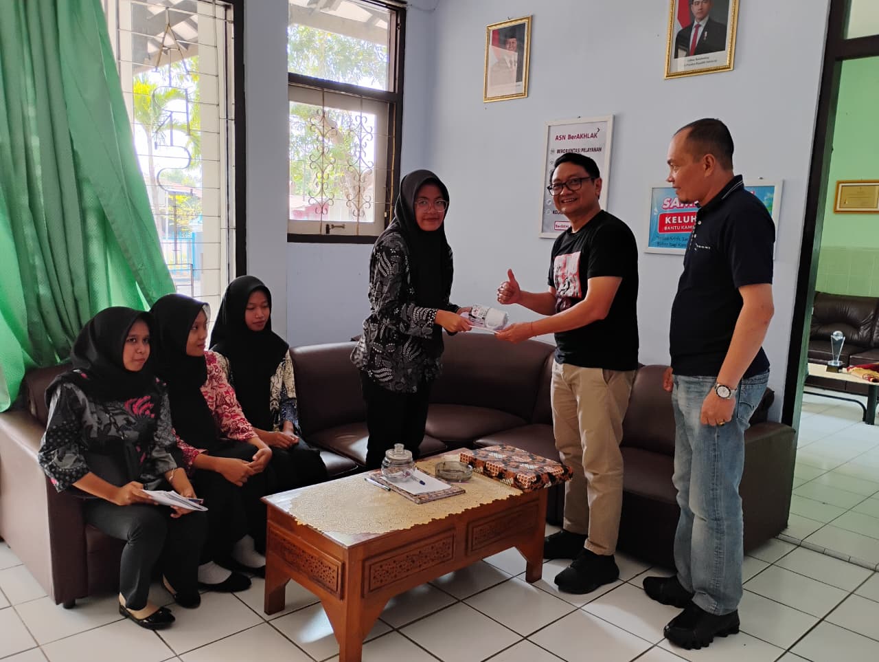 Momen Penuh Kesan, Dinas Kearsipan dan Perpustakaan Resmi Lepas dan Serahkan Kembali Siswa PKL ke Sekolah