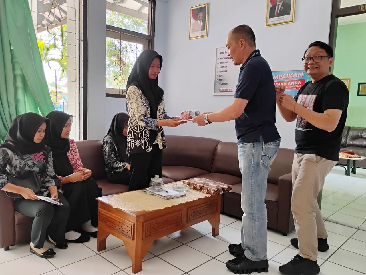 Momen Penuh Kesan, Dinas Kearsipan dan Perpustakaan Resmi Lepas dan Serahkan Kembali Siswa PKL ke Sekolah