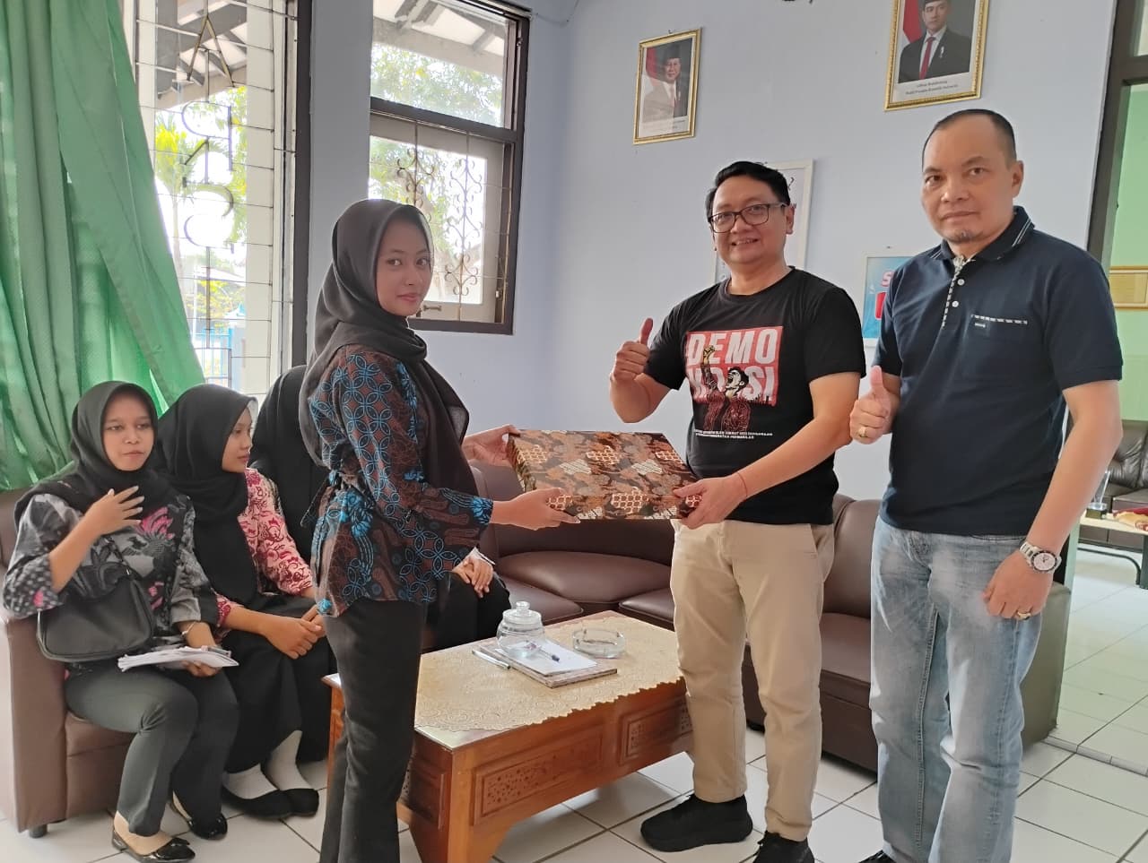 Momen Penuh Kesan, Dinas Kearsipan dan Perpustakaan Resmi Lepas dan Serahkan Kembali Siswa PKL ke Sekolah