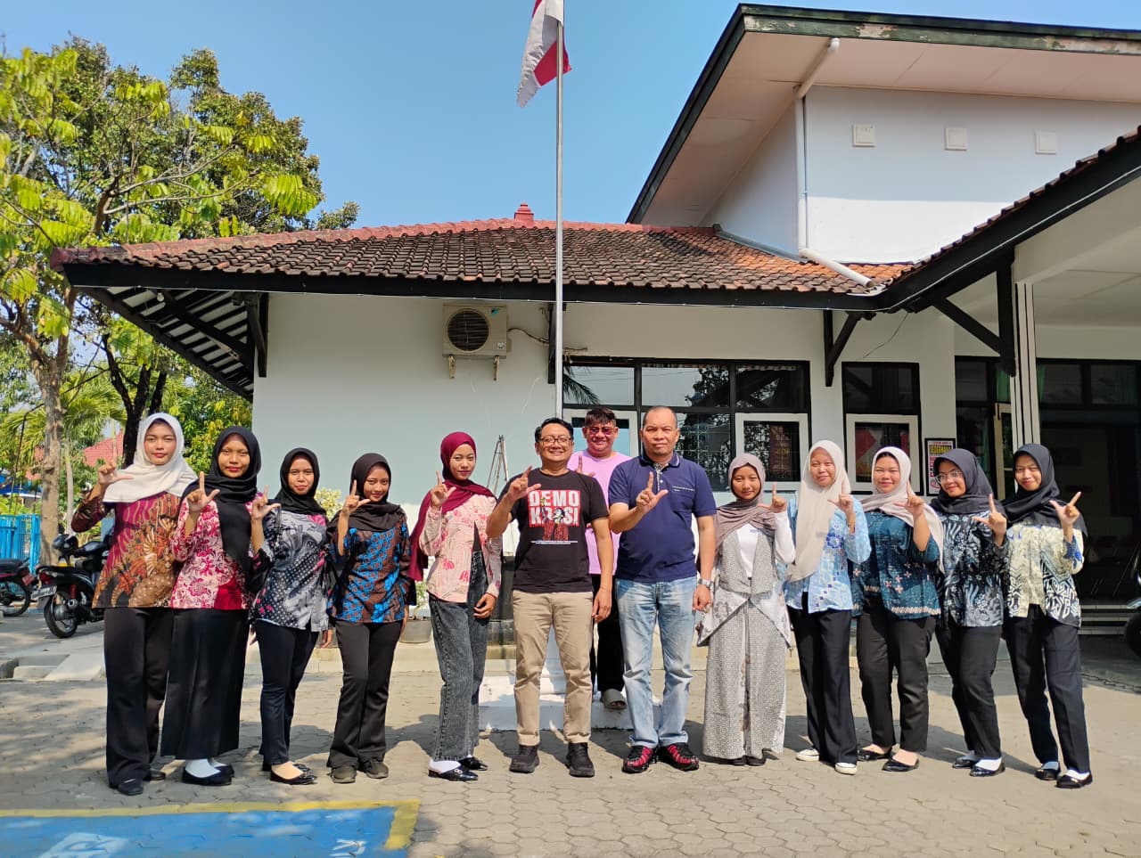 Momen Penuh Kesan, Dinas Kearsipan dan Perpustakaan Resmi Lepas dan Serahkan Kembali Siswa PKL ke Sekolah