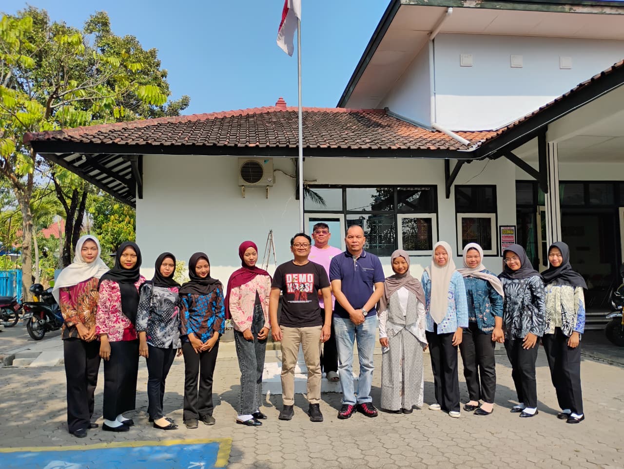 Momen Penuh Kesan, Dinas Kearsipan dan Perpustakaan Resmi Lepas dan Serahkan Kembali Siswa PKL ke Sekolah