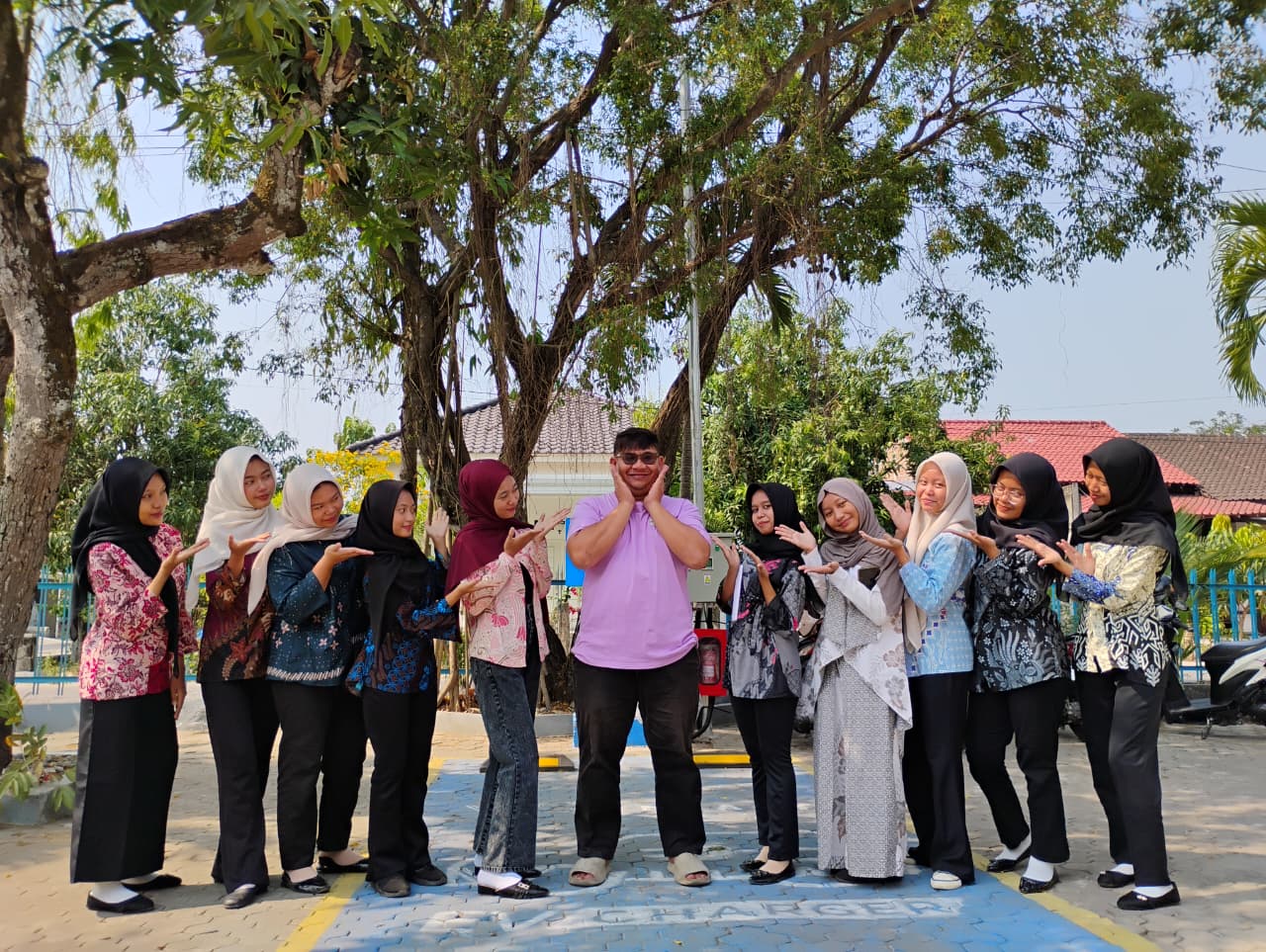 Momen Penuh Kesan, Dinas Kearsipan dan Perpustakaan Resmi Lepas dan Serahkan Kembali Siswa PKL ke Sekolah