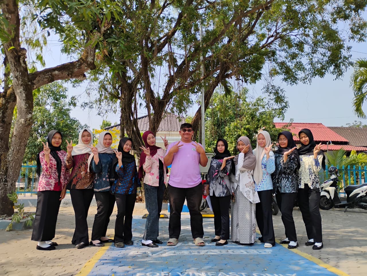 Momen Penuh Kesan, Dinas Kearsipan dan Perpustakaan Resmi Lepas dan Serahkan Kembali Siswa PKL ke Sekolah