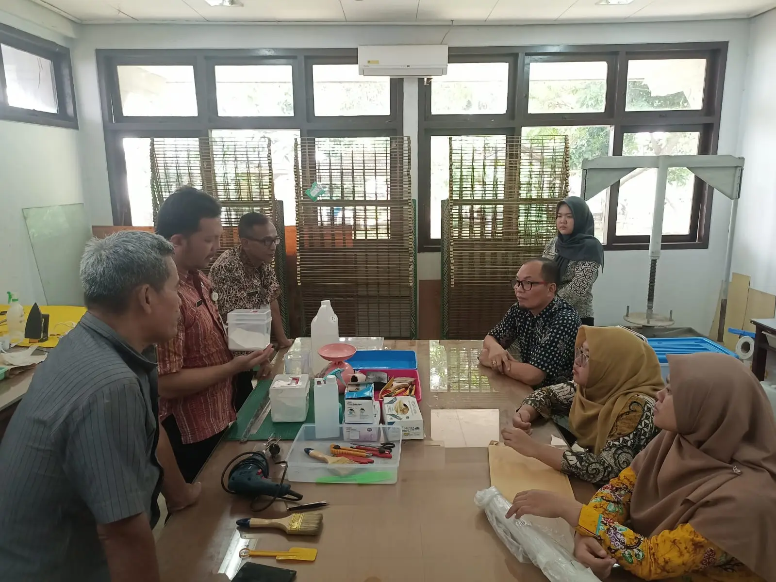 Dinas Kearsipan dan Perpustakaan Kabupaten Wonogiri Laksanakan Magang Laminasi Arsip di Dinas Kearsipan dan Perpustakaan Provinsi Jawa Tengah