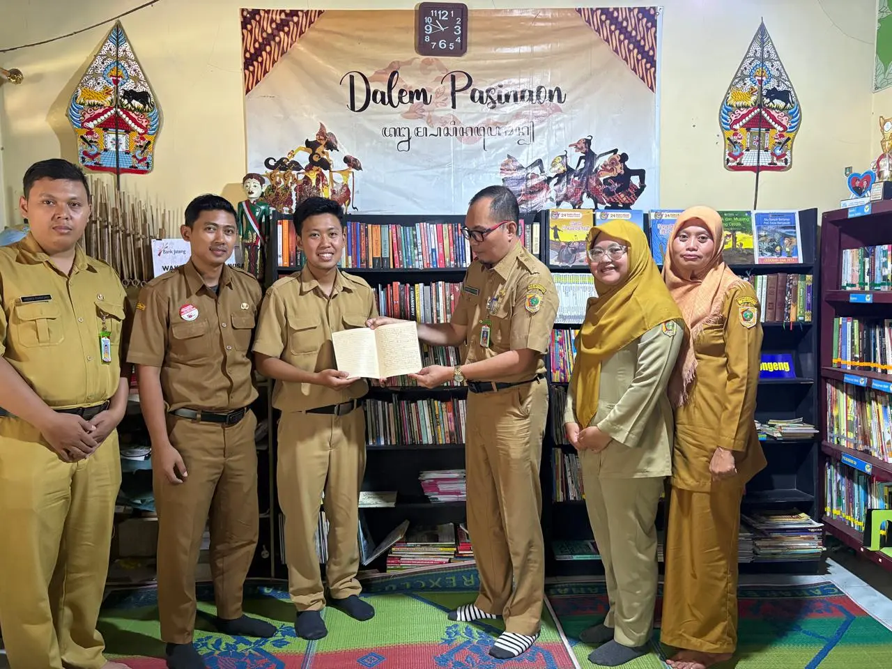 Dinas Kearsipan dan Perpustakaan Kabupaten Wonogiri Perkuat Khazanah Arsip Melalui Penelusuran Naskah Kuno di TBM Dalem Pasinaon Slogohimo