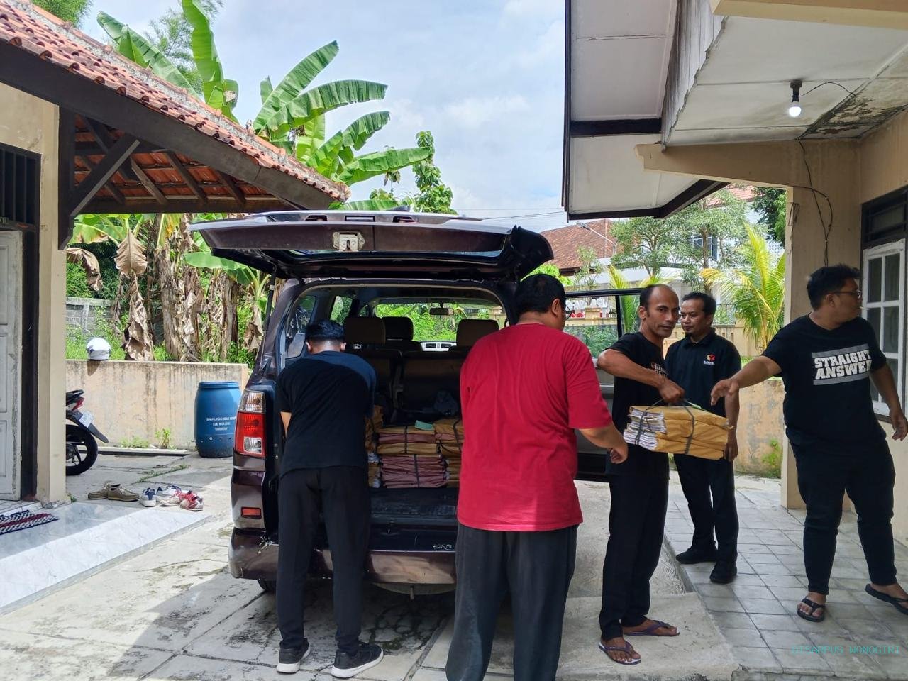 Menjaga Memori, Bawaslu Wonogiri Ambil Arsip di Depot Arsip Dinas Kearsipan dan Perpustakaan Kabupaten Wonogiri