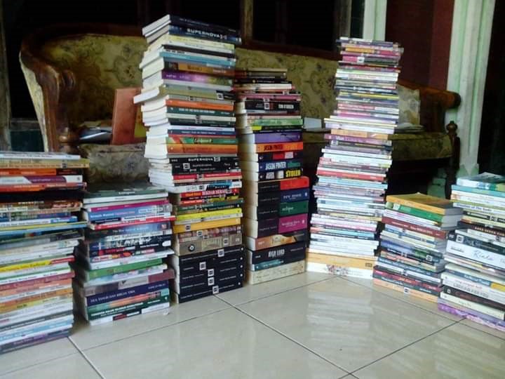 Buku-buku Membangun Peradaban di Kamarku