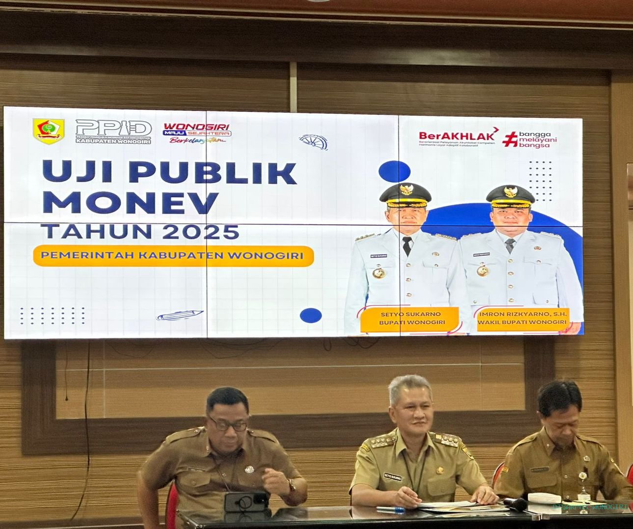 Kepala Dinas Kearsipan dan Perpustakaan Wonogiri Dampingi Bupati dalam Presentasi Uji Publik Monev Keterbukaan Informasi Publik 2025